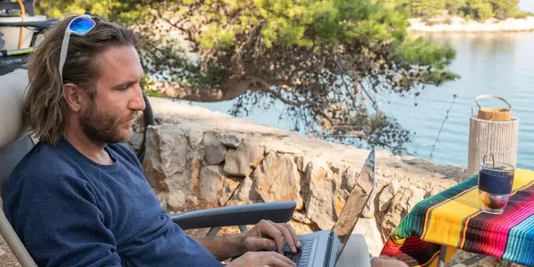 Consultant creates online courses while travelling