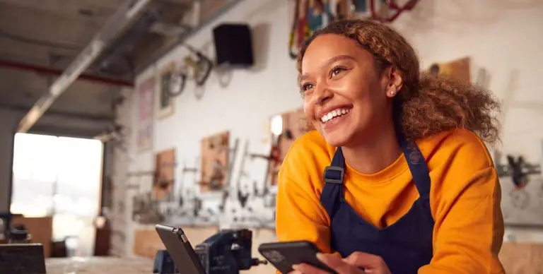 digitale produkte für offline profis enhance your service sell digital products to clients smiling business owner woman in her shop with smart phone in hand