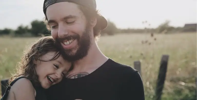 digitale produkte einkommenspotenzial junger mann vater mit tochter kind digital product income potential young father with daughter man with child