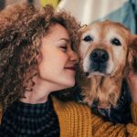 wie digitale Produkte funktionieren how digital products work woman with dog in van