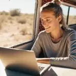 digitale produkt starter strategie digitale Produkte für experten Coaches und Berater:innen digital product starter strategy Woman working remotely from her camper van with a laptop – symbolizing freedom and digital product income potential.