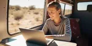 digitale produkt starter strategie digitale Produkte für experten Coaches und Berater:innen digital product starter strategy Woman working remotely from her camper van with a laptop – symbolizing freedom and digital product income potential.