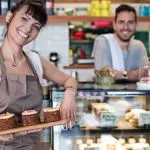 Kunden wollen persönlichen Kontakt neue umsatzpotentiale persönliche Betreuung digitalisieren digitale Angebote für Expert:innen digitales Produkt erstellen Zeit gegen Geld tauschen Online-Business starten clients want personal interaction in-person connection shop restaurant cafe owner woman and man smiling personal touch one-on-one service offline business model human connection in business service-based professionals