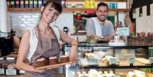 Kunden wollen persönlichen Kontakt neue umsatzpotentiale persönliche Betreuung digitalisieren digitale Angebote für Expert:innen digitales Produkt erstellen Zeit gegen Geld tauschen Online-Business starten clients want personal interaction in-person connection shop restaurant cafe owner woman and man smiling personal touch one-on-one service offline business model human connection in business service-based professionals