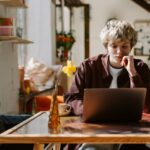 Business owner staring at fluctuating revenue graph, symbolizing inconsistent client flow and income instability. how to get consistent clients wie bekomme ich regelmäßig kunden