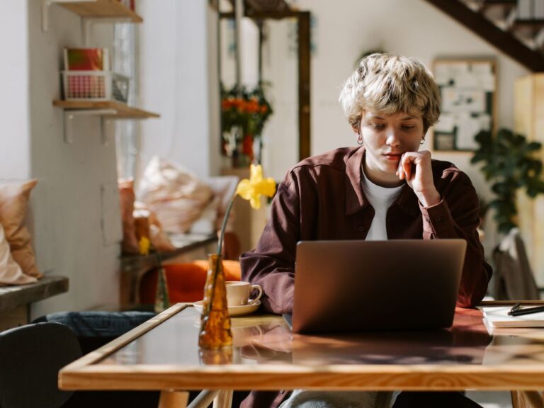Business owner staring at fluctuating revenue graph, symbolizing inconsistent client flow and income instability. how to get consistent clients wie bekomme ich regelmäßig kunden