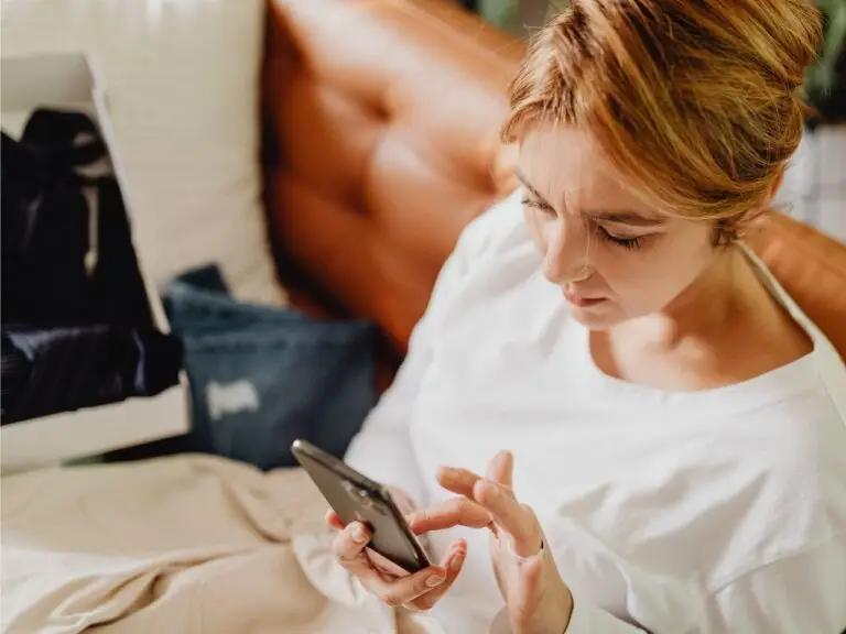 Employee researching how to build a quiet side income online without needing social media followers. sell digital products without followers digitale Produkte verkaufen ohne Follower