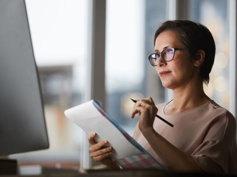 invitation request received ob in gefahr was tun echte sicherheit Kündigung droht was tun Angst vor Kündigung Jobverlust Angst Hilfe Arbeitsplatz unsicher was tun Sorge um den Job Jobunsicherheit Hilfe Arbeitsplatz gefährdet Kündigungsangst Hilfe job insecurity what to do job insecurity help job insecurity support job insecurity advice fear of losing job losing job what to do afraid of job loss job at risk what now prepare for layoffs job insecurity signs Employee sitting alone in soft morning light, looking worried about job insecurity and searching for clarity and emotional grounding