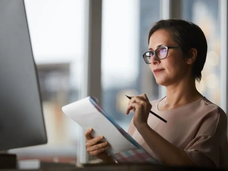 invitation request received ob in gefahr was tun echte sicherheit Kündigung droht was tun Angst vor Kündigung Jobverlust Angst Hilfe Arbeitsplatz unsicher was tun Sorge um den Job Jobunsicherheit Hilfe Arbeitsplatz gefährdet Kündigungsangst Hilfe job insecurity what to do job insecurity help job insecurity support job insecurity advice fear of losing job losing job what to do afraid of job loss job at risk what now prepare for layoffs job insecurity signs Employee sitting alone in soft morning light, looking worried about job insecurity and searching for clarity and emotional grounding