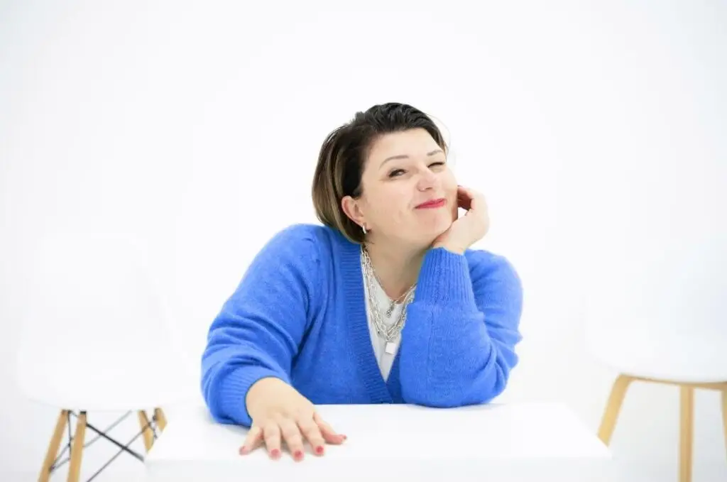 Focused entrepreneur working independently, symbolizing clear business decisions and contained expert access. Business Community invitation request received digital product clarity client testimonials connect kontakt