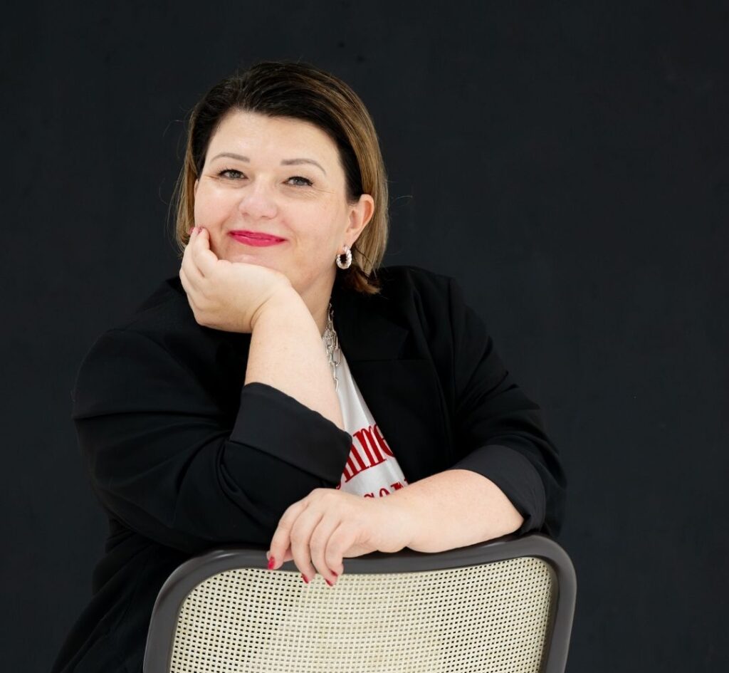 Portrait of Melanie Wild-Schleiffelder from MY NU WAYS! Digital Business Consulting looking confidently into the camera. online courses onlinekurse