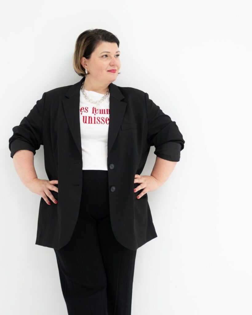 Portrait of Melanie Wild-Schleiffelder from MY NU WAYS! Digital Business Consulting looking confidently into the camera. online courses, onlinekurse