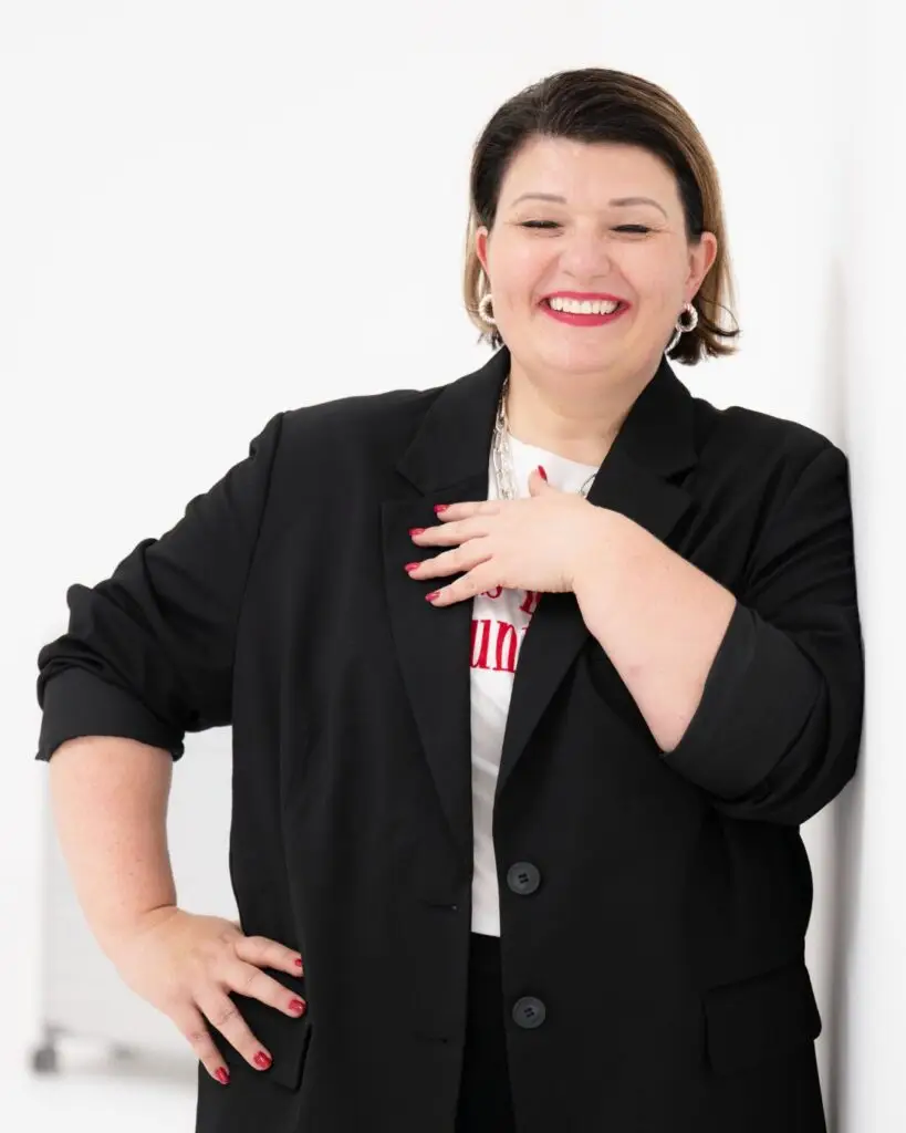 Portrait of Melanie Wild-Schleiffelder from MY NU WAYS! Digital Business Consulting looking confidently into the camera. online courses, onlinekurse, digital income orientation, digitale einkommen orientierung