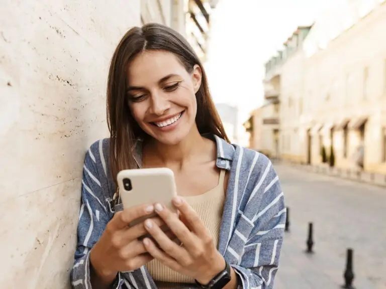 woman looking in her phone and happy to see that she made the right decisions before taking actions decision before Entscheidung vor Umsetzung execution vs premature execution Entscheidung vor Umsetzung