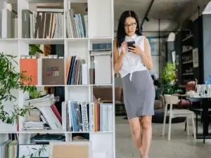 Diagram showing difference between structural clarity and self doubt in digital business Selbstzweifel in der Selbstständigkeit Aufbau digitaler Produkte