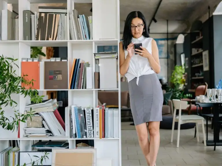 Diagram showing difference between structural clarity and self doubt in digital business Selbstzweifel in der Selbstständigkeit Aufbau digitaler Produkte
