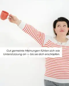Unternehmerin umgeben von zu vielen offenen Tabs und Informationsüberfluss, digitale business community