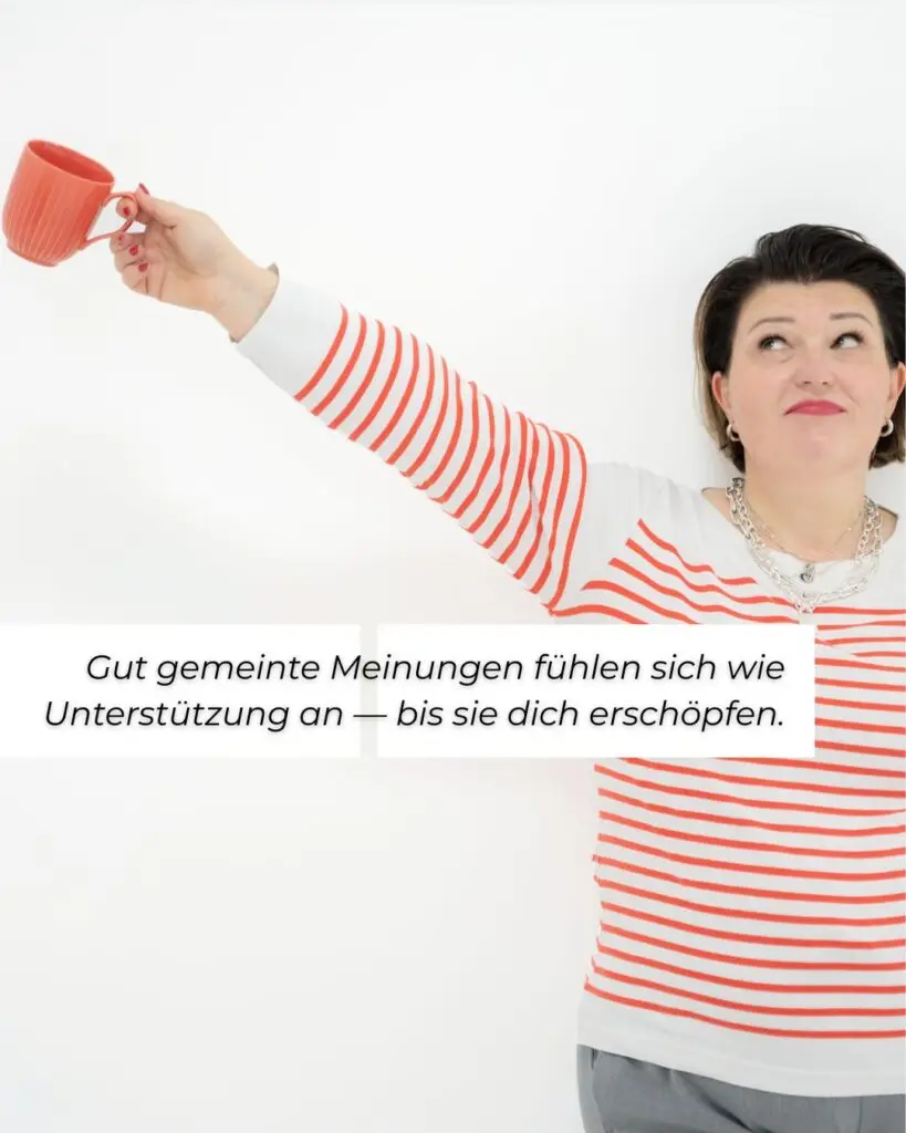 Unternehmerin umgeben von zu vielen offenen Tabs und Informationsüberfluss, digitale business community
