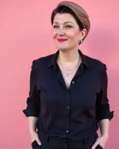 Portrait of Melanie Wild-Schleiffelder, founder of MY NU WAYS! Digital Business Consulting, looking confidently into the camera.Entscheidung Kundenreferenzen Kontakt links starte hier allgmeine geschaeftbedingungen widerrufsrecht digitale business-beratung ueber uns vielen dank onlinekurs kauf geschäftsmodell einordnen einkommenssituation standordbestimmung einkommen income situation standortbestimmung business reality check